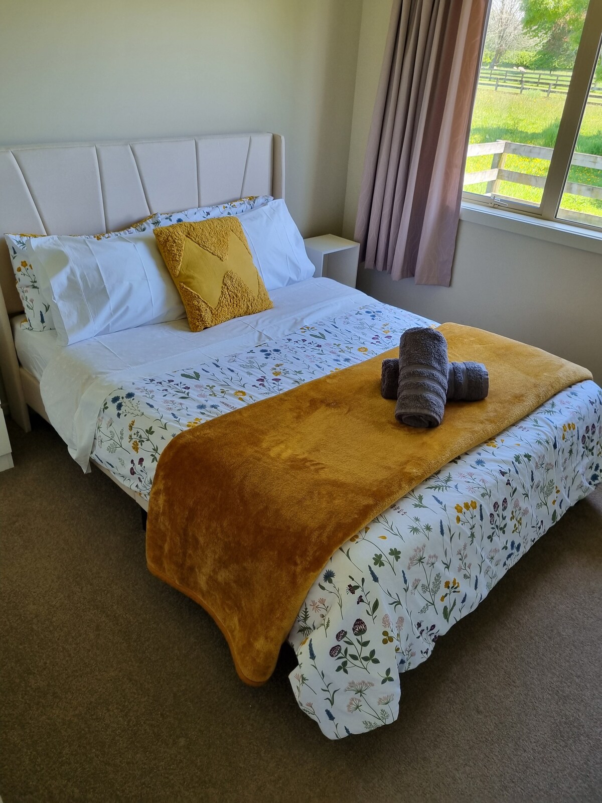 זוהי מיטה זוגית עם שמיכה חשמלית ומאוורר בארון. מיטה נפתחת עם מצעים ושמיכות זמינה אם סידור השינה הזה אינו מתאים. 