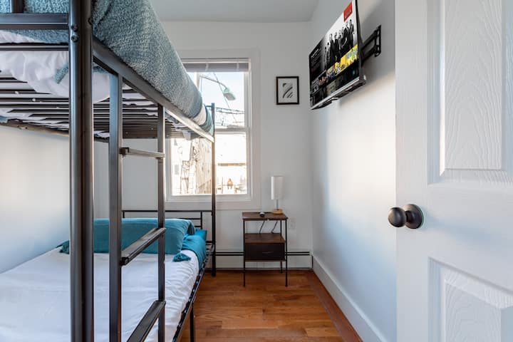 غرفة صغيرة مع سريرين بطابقين وتلفزيون ذكي - مثالية للأطفال أو المسافرين المنفردين.