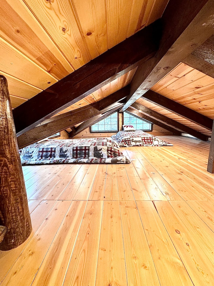 3号卧室位于小木屋的阁楼内，有楼梯可供进入！ 非常适合儿童或那些不介意收紧住宿区的人！ 配备2张单人床！