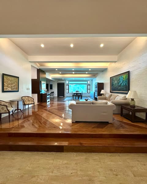 Mansion w Pool, Billiards, View, SubicBay Freeport