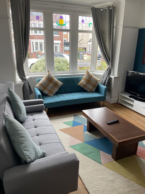 Top Airbnb: Spacious 2 bed flat with parking in Saint Anne's On The Sea