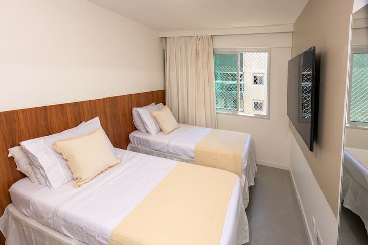 ამ ოთახში არის ორი ერთადგილიანი საწოლი, რომელთა გაერთიანებით შესაძლებელია ორსაწოლიანი საწოლის მოწყობა. 