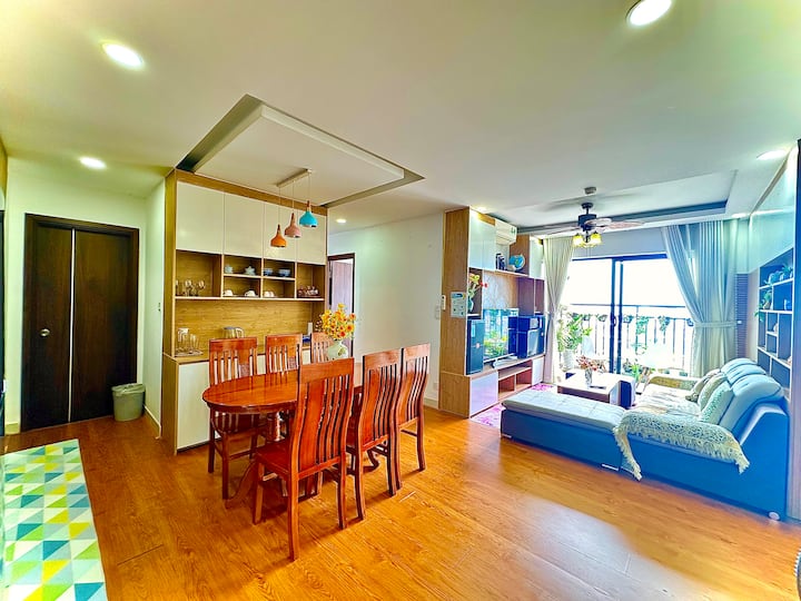 Le grand salon et la salle à manger sont un espace chaleureux et accueillant pour un voyage avec un être cher.