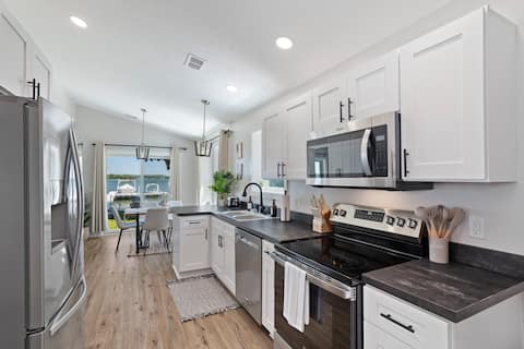 Lakeside Luxury - Private Dock Space - FirePit