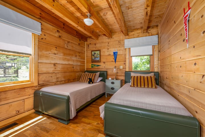 ორი ერთიადგილიანი საწოლი იდეალურია ოჯახთან ერთად გატარებული დღის შემდეგ დასასვენებლად! სტუმრობისას დასასვენებლად შეგიძლიათ ისარგებლოთ ოთახში არსებული სმარტ‑ტელევიზორით.