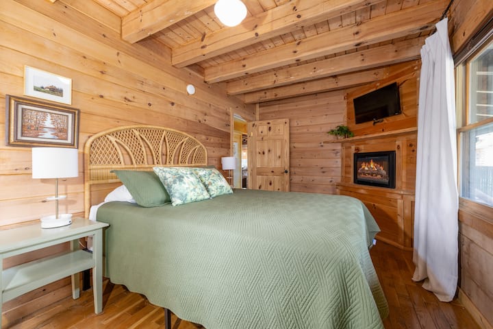 ხის მორთულობისა და კომფორტის ნაზავი ამ საძინებელშია, რომელშიც დგას საწოლი 150‑179 სმ, Smart TV და ელექტროქურა. მშვიდი ადგილი, სადაც შესაძლებელია ოჯახური დასვენება სმოუკი‑მაუნტინსის, პიჯინ‑ფორჯისა და სხვა ადგილების მონახულების შემდეგ.