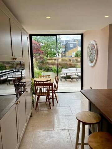 Colourful, charming family home. Prime location gallery image 3