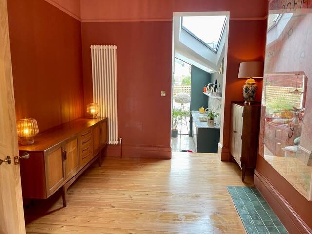 Colourful, charming family home. Prime location gallery image 5