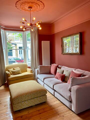 Colourful, charming family home. Prime location gallery image 2