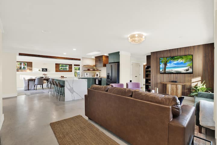 Стифиращата пералня със сушилня се намира в най-близката зона, точно пред спалня №2 с голямо двойно легло