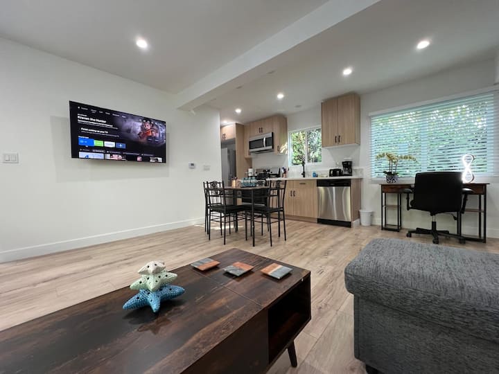 Address: 730 Vernon Ave, Venice Beach - Marina del Rey, CA