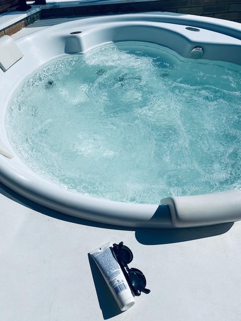 Ahu duplex house with ocean view and Jacuzzi!