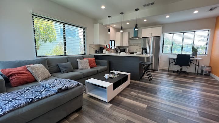 Address: 730 Vernon Ave, Venice Beach - Marina del Rey, CA