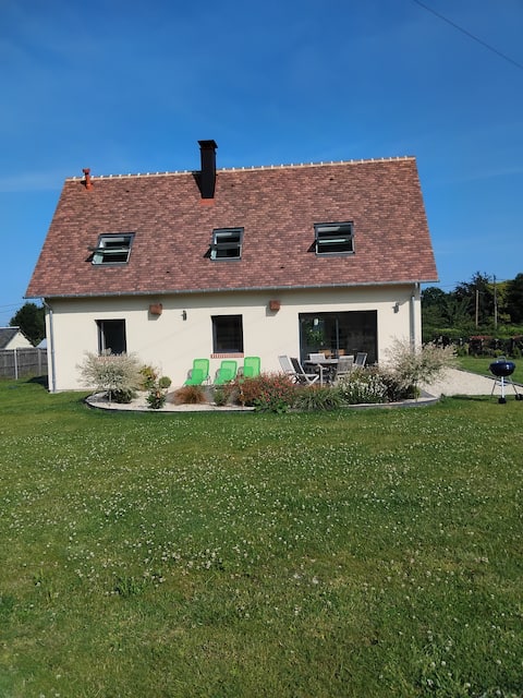 7 km from Honfleur. The little 3-star country girl