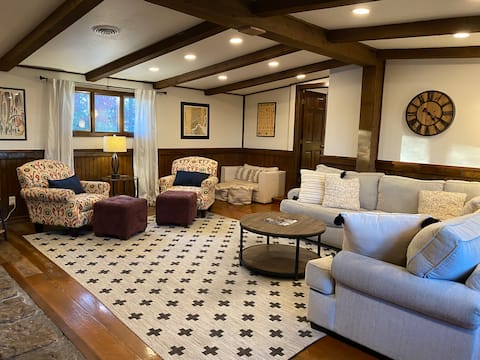 Secluded on a 6 acre ridge,1 mi from Roaring River