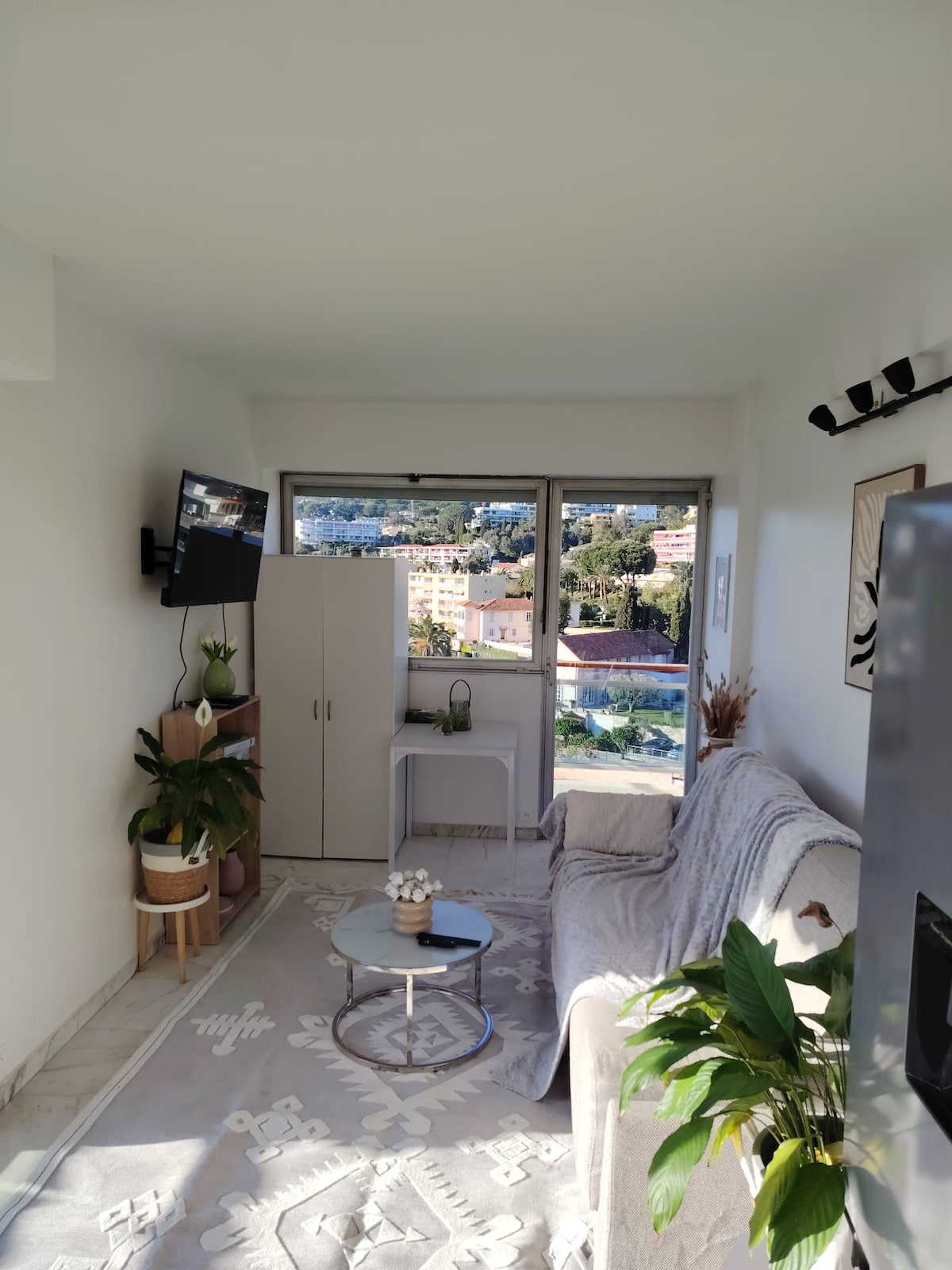 Popular Airbnb listing: Cannes Beautiful sea view - Private access to the beach in Cannes