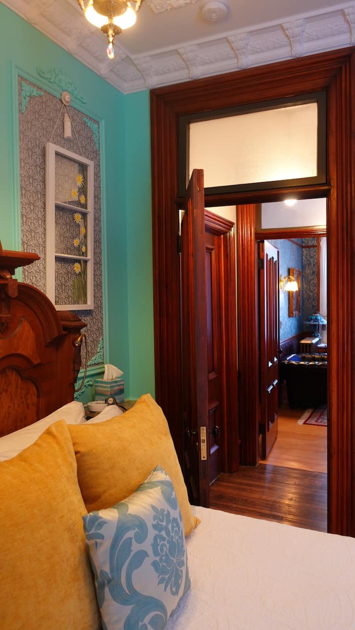 Vue vers l'entrée principale des quartiers des domestiques et le salon au-delà