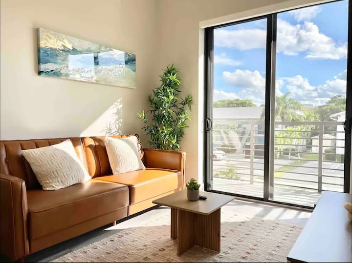 Luxury & Modern 1bed/1bath -King Bed #11 - West Palm Beach, FL
