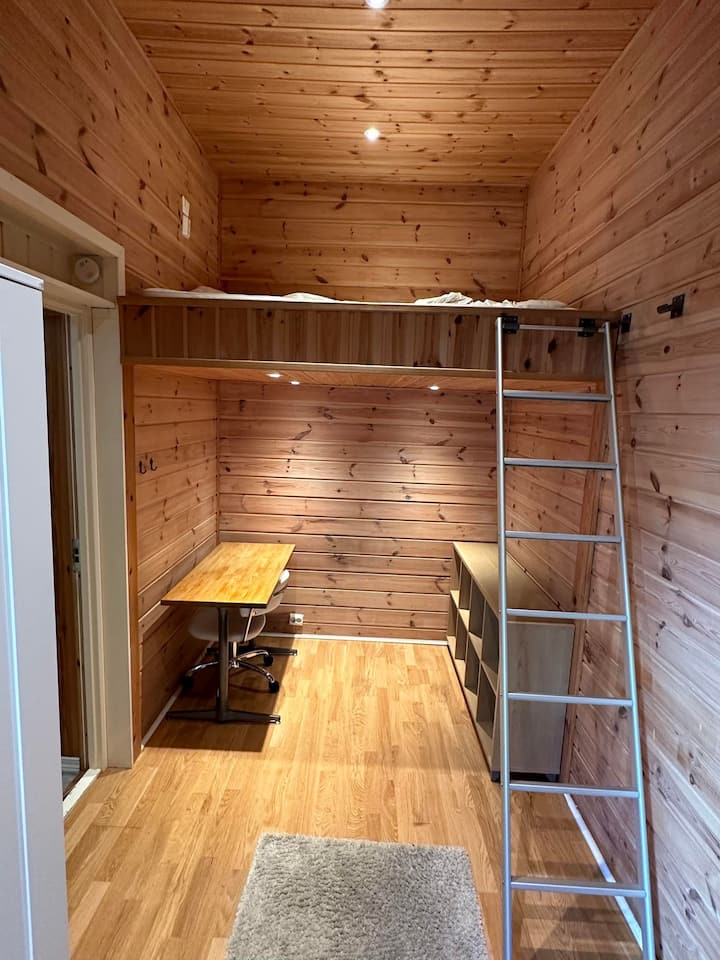 U potkrovlju se nalazi madrac širine 120 x 200 cm