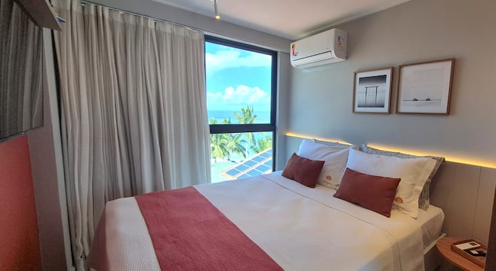 Quarto com vista para o mar, possue:
✔️ Cama QUEEN
✔️ Ar-condicionado
✔️ Tv 43" com streamings
✔️ Cortinas blackout
✔️ Espaço para guardar roupas
✔️  Enxoval completo de cama
✔️ Além de cobertores, travesseiros extras e espelho de corpo inteiro.