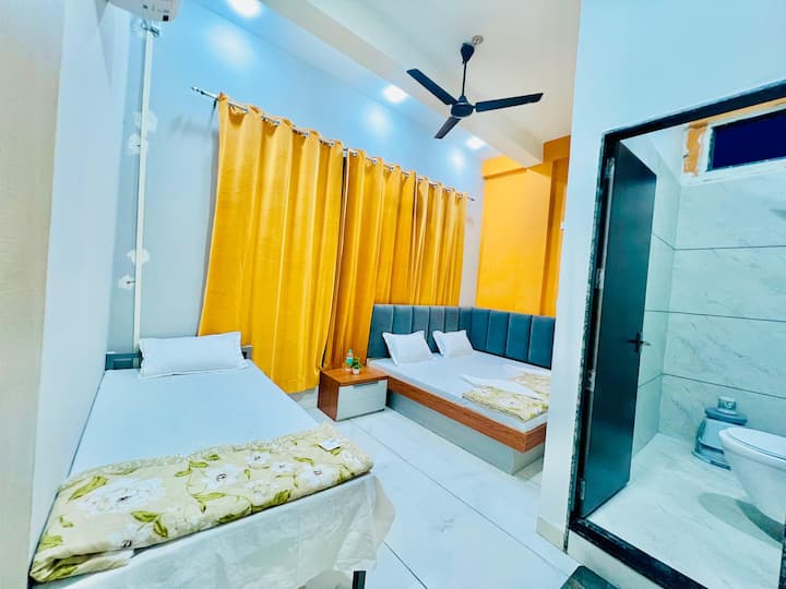 Deluxe Triple Room (Ac) @ Staymore - Maheshwar