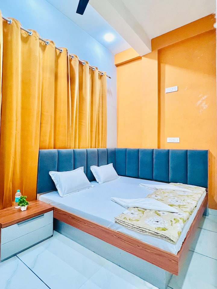 Deluxe Triple Room (Ac) @ Staymore - Maheshwar