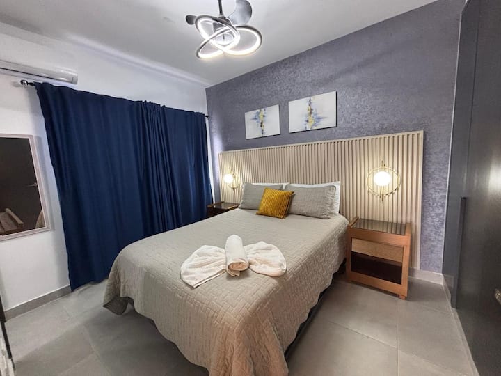 חדר 2, עם מיזוג אוויר, מאוורר, טלוויזיה, חדר רחצה פרטי