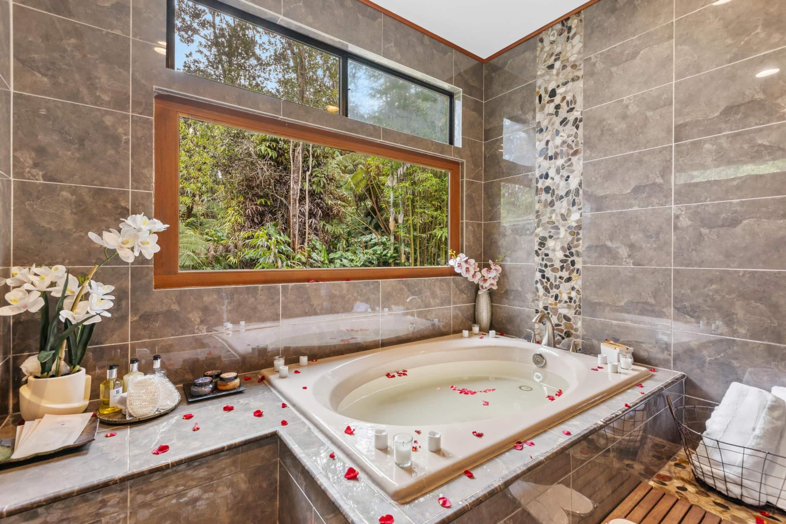 Volcano Tea House Cottage-SpaBath-HotTub-FirePlace - Image 25