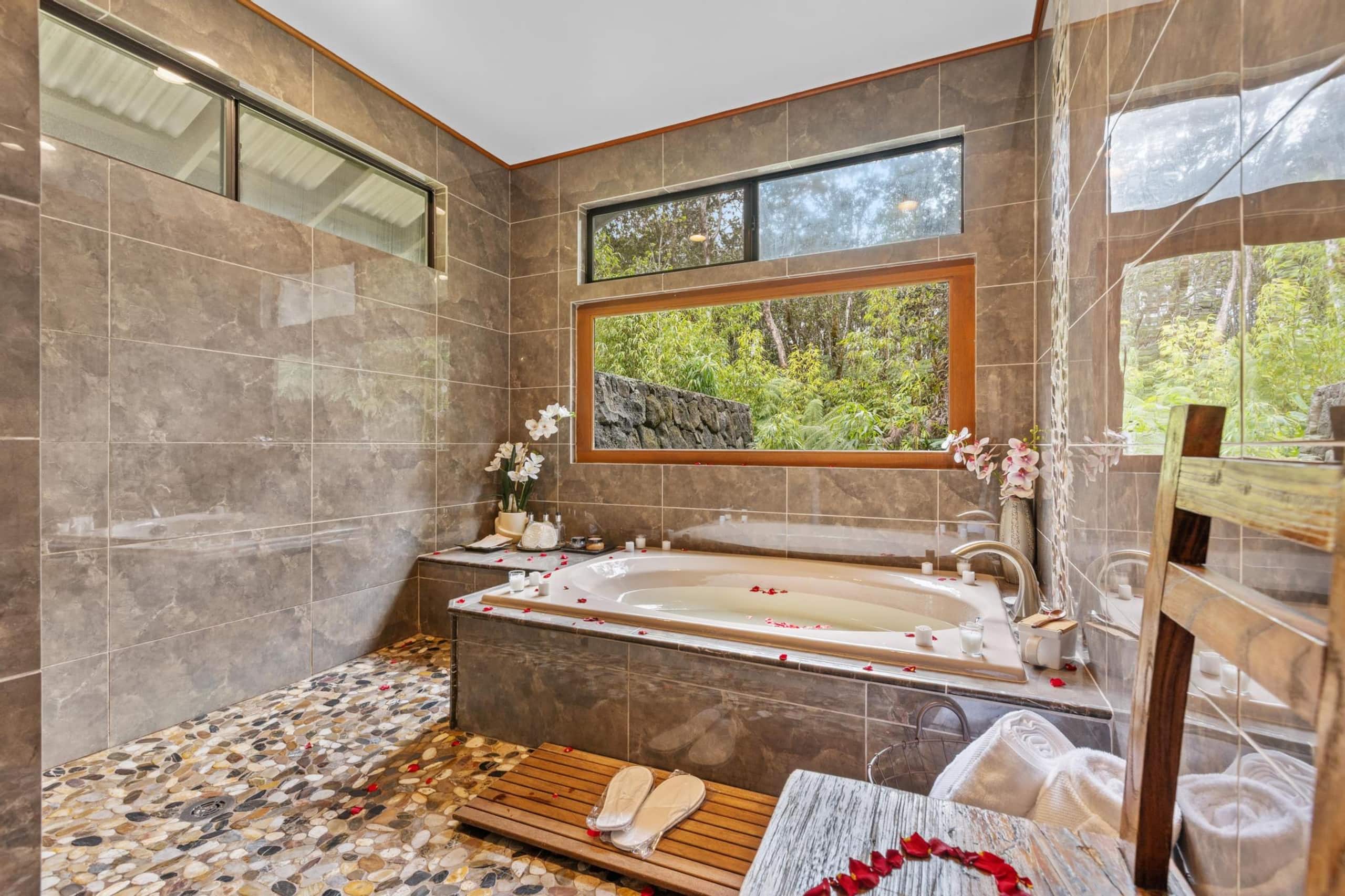 Volcano Tea House Cottage-SpaBath-HotTub-FirePlace - Image 33