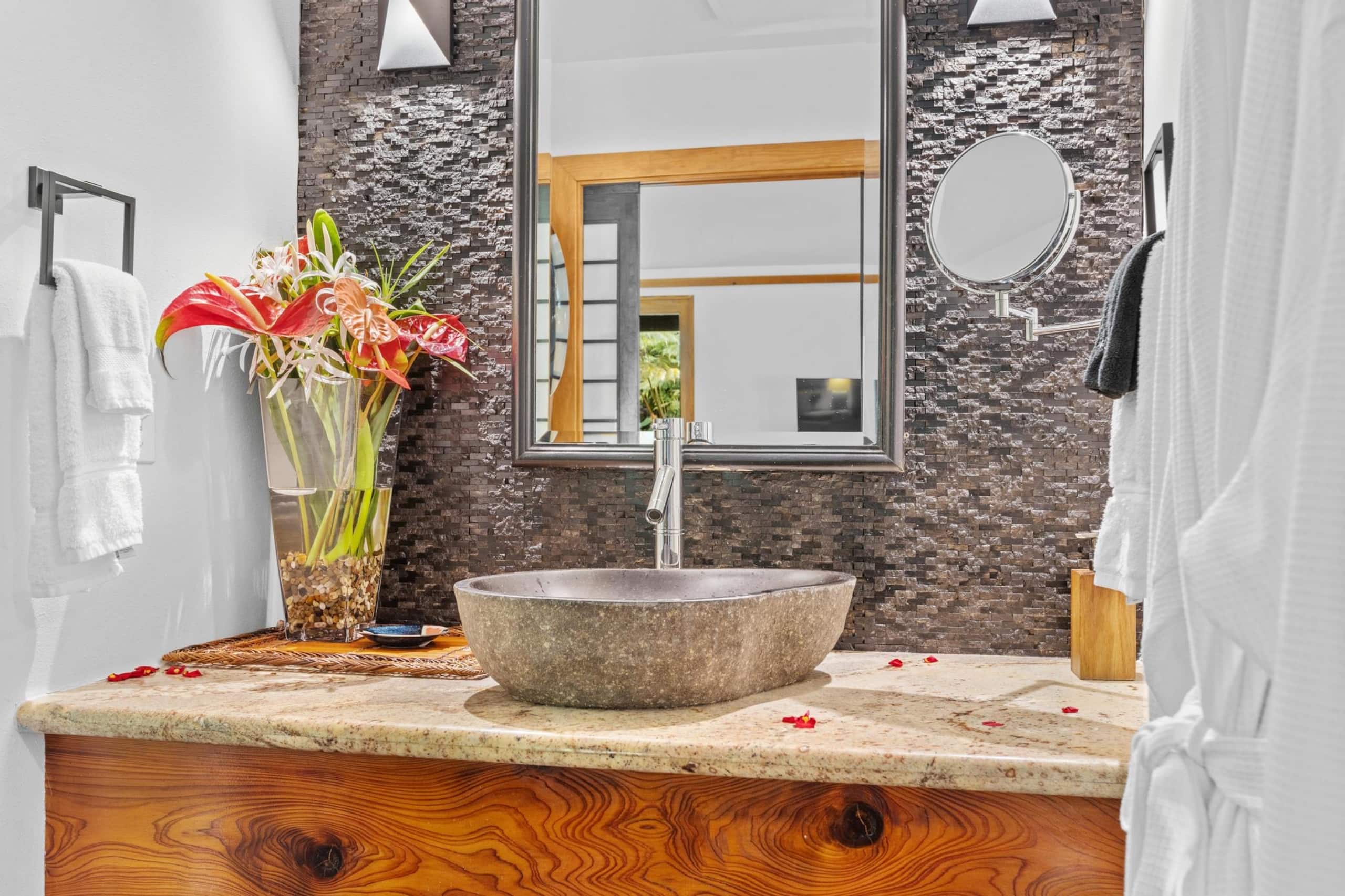 Volcano Tea House Cottage-SpaBath-HotTub-FirePlace - Image 35