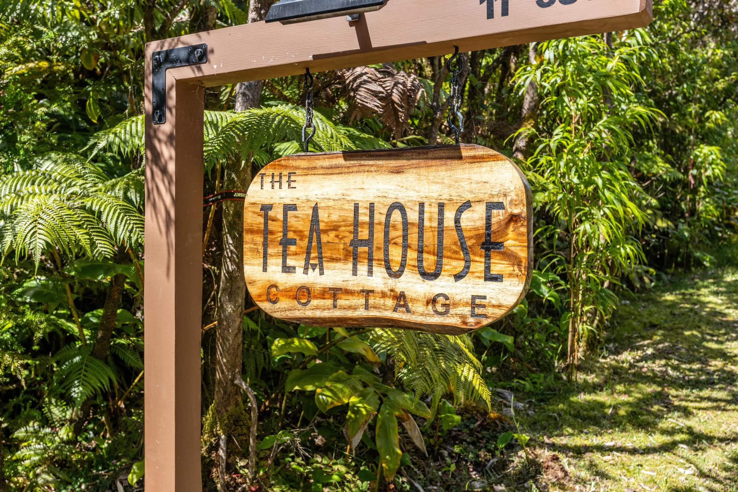Volcano Tea House Cottage-SpaBath-HotTub-FirePlace - Image 52