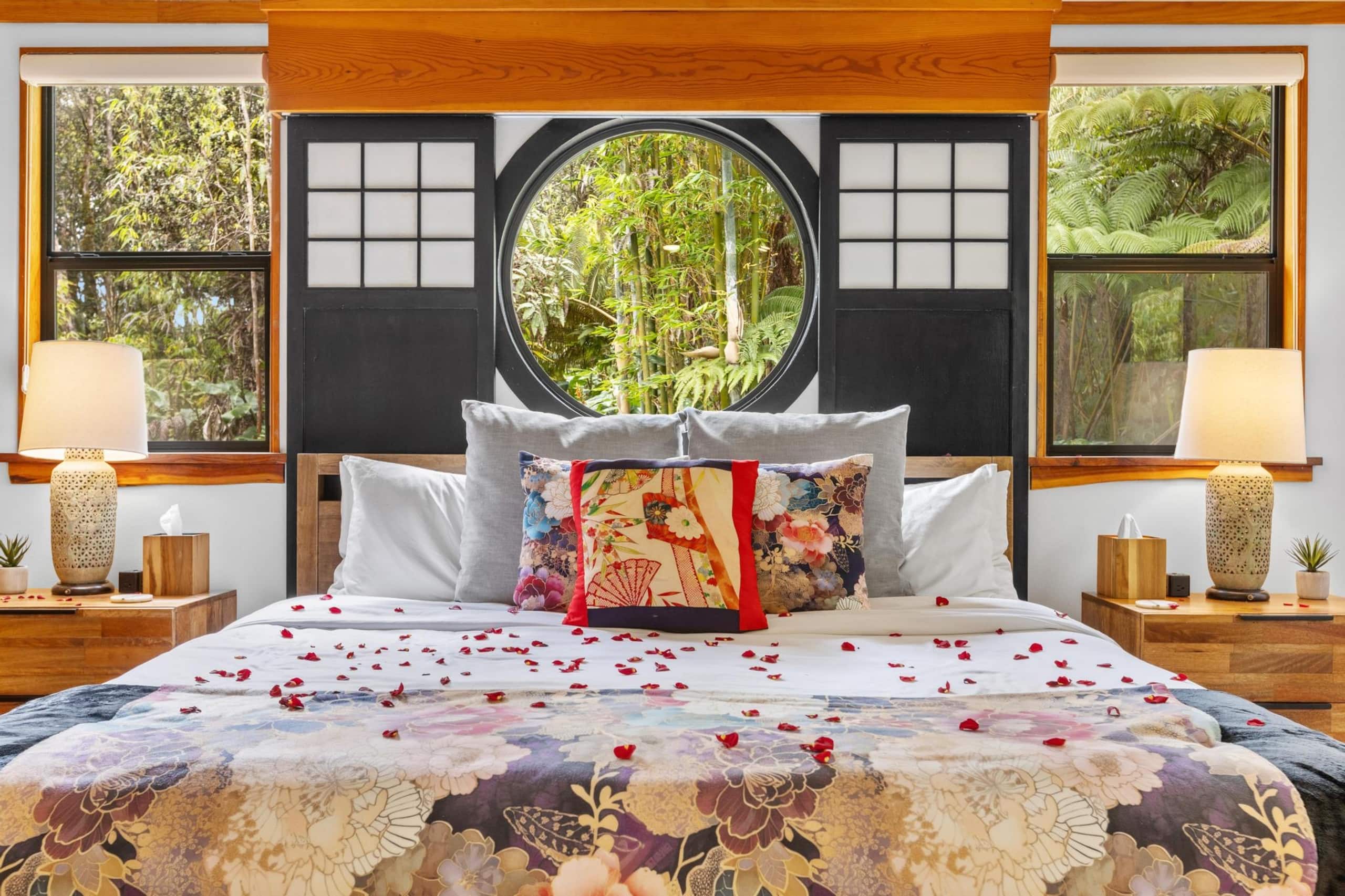 Volcano Tea House Cottage-SpaBath-HotTub-FirePlace - Image 16