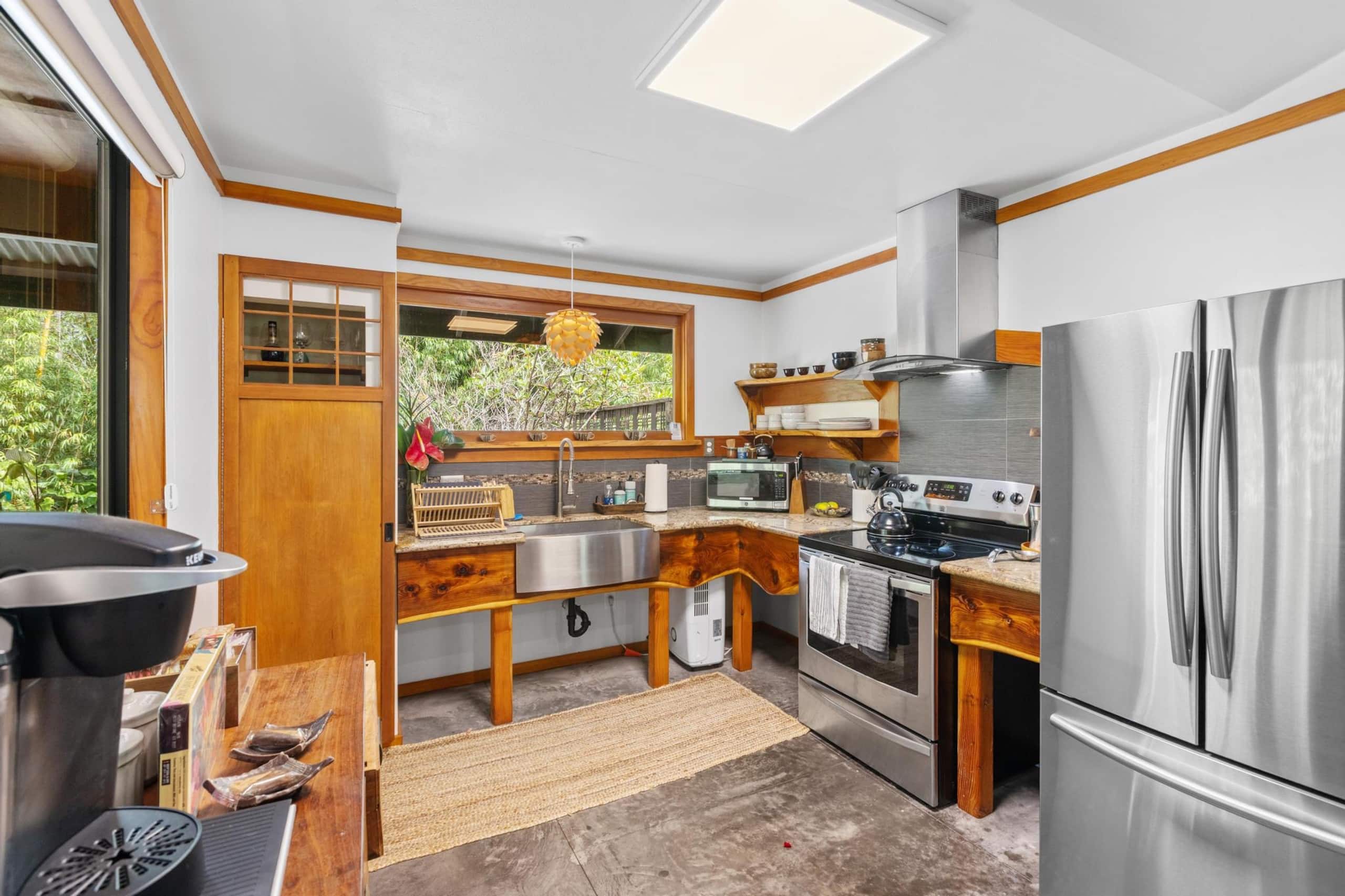 Volcano Tea House Cottage-SpaBath-HotTub-FirePlace - Image 12