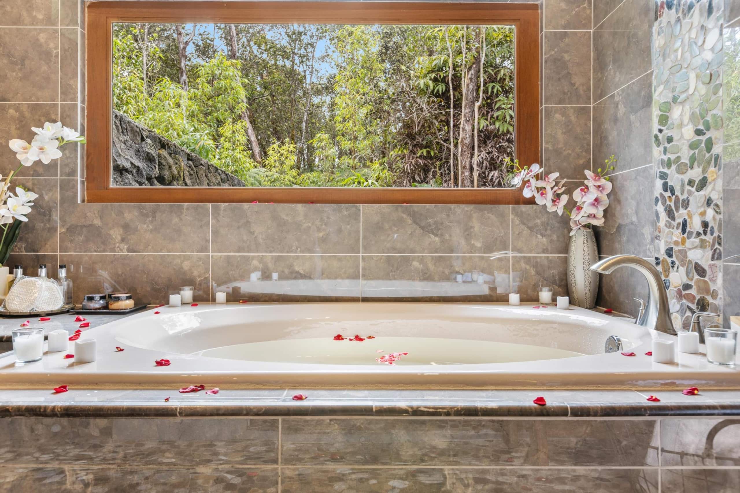 Volcano Tea House Cottage-SpaBath-HotTub-FirePlace - Image 36
