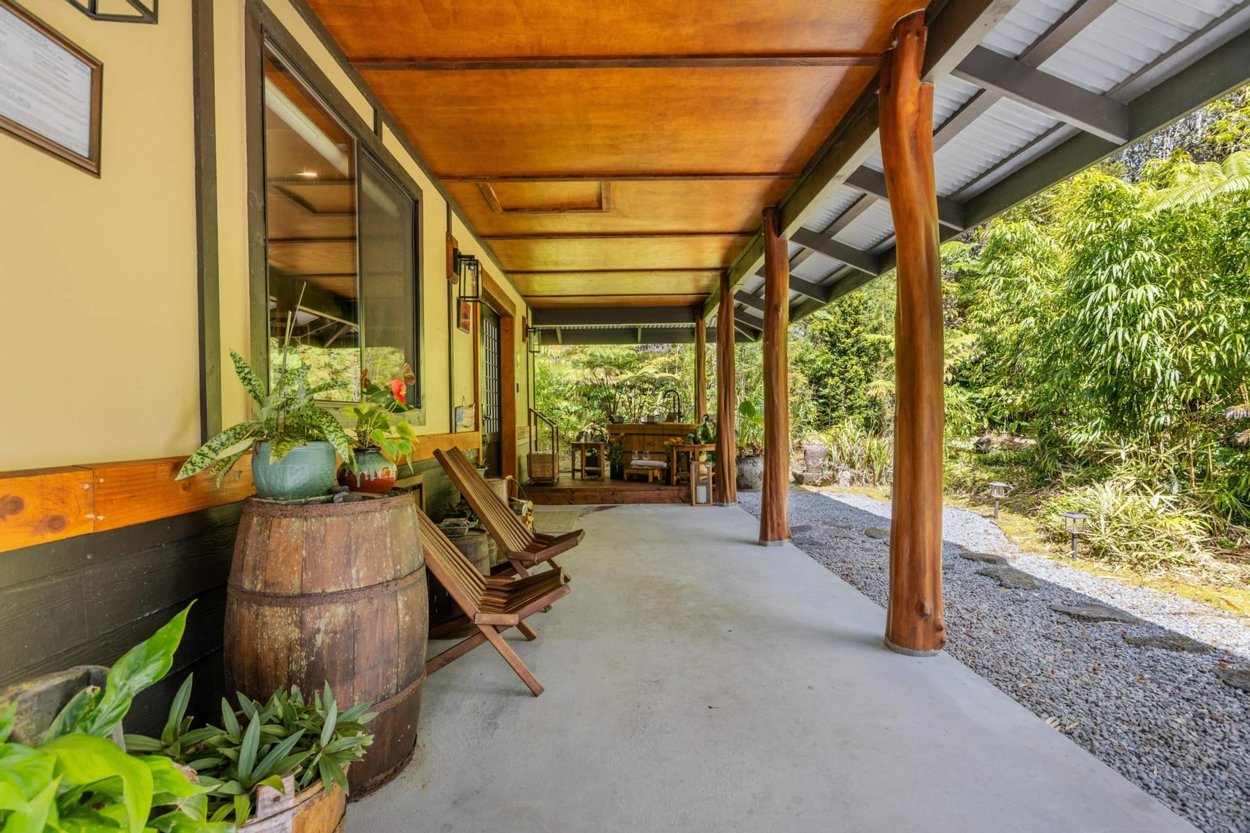 Volcano Tea House Cottage-SpaBath-HotTub-FirePlace - Image 39