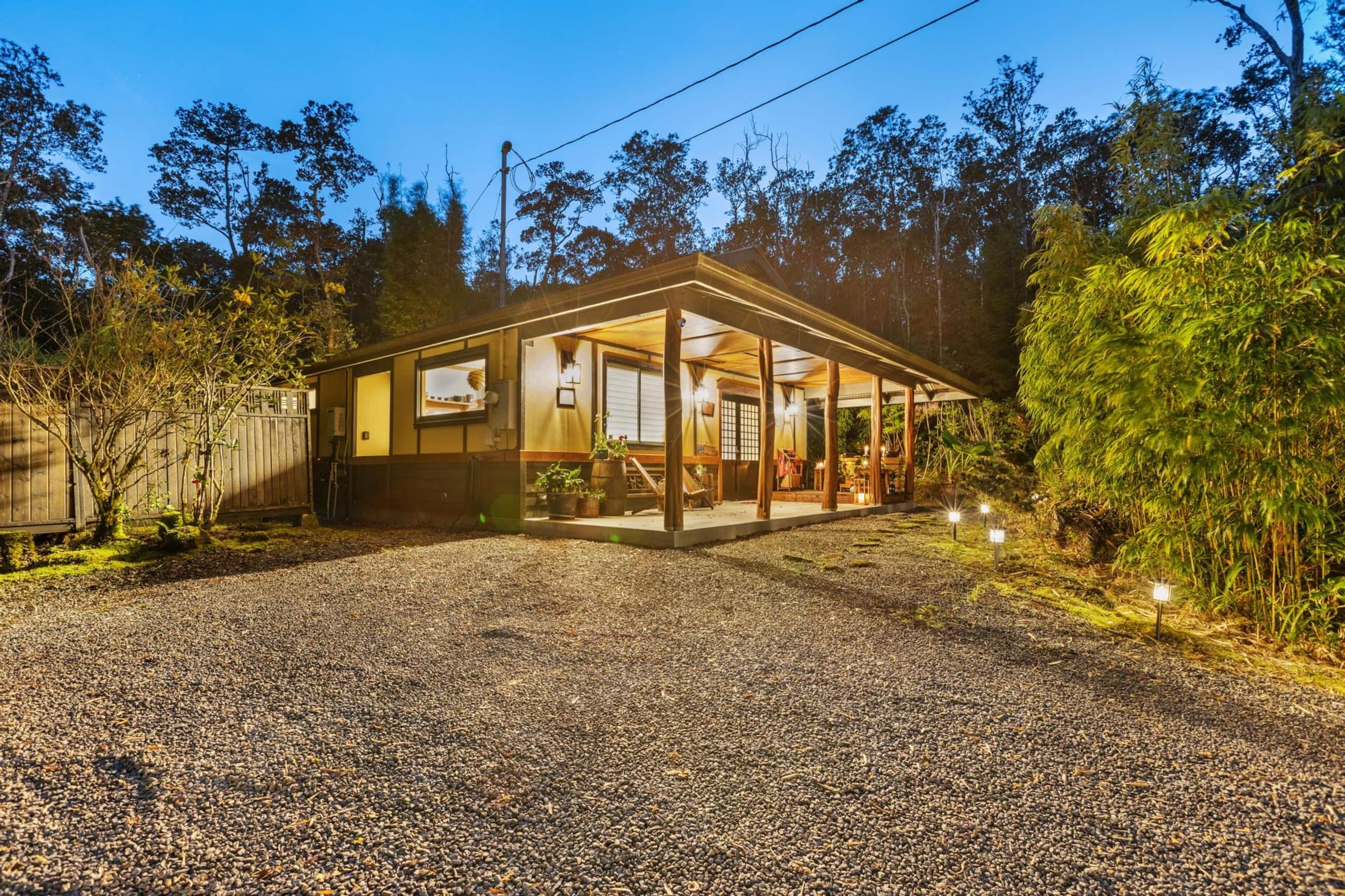 Volcano Tea House Cottage-SpaBath-HotTub-FirePlace - Image 57