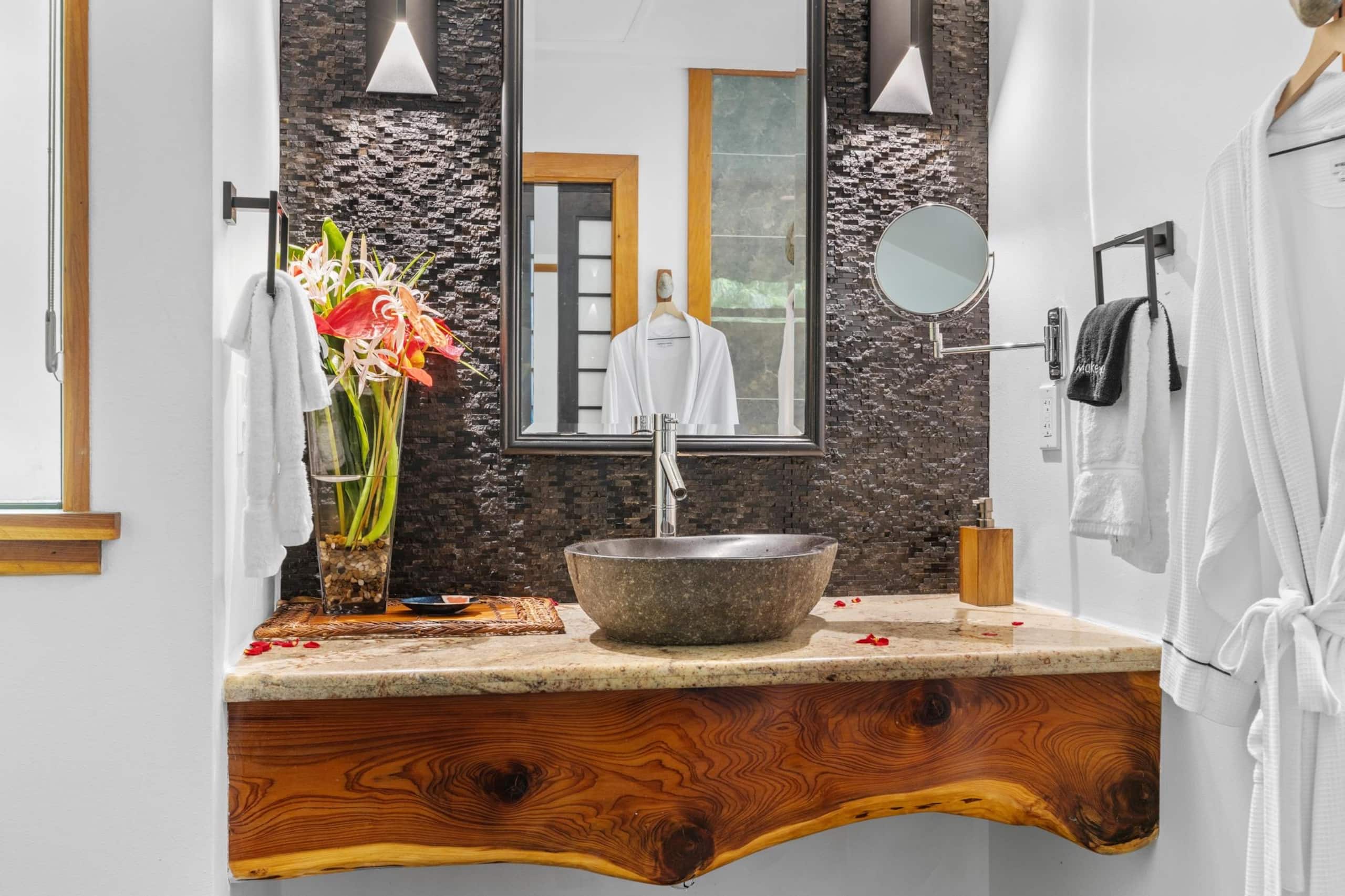 Volcano Tea House Cottage-SpaBath-HotTub-FirePlace - Image 32
