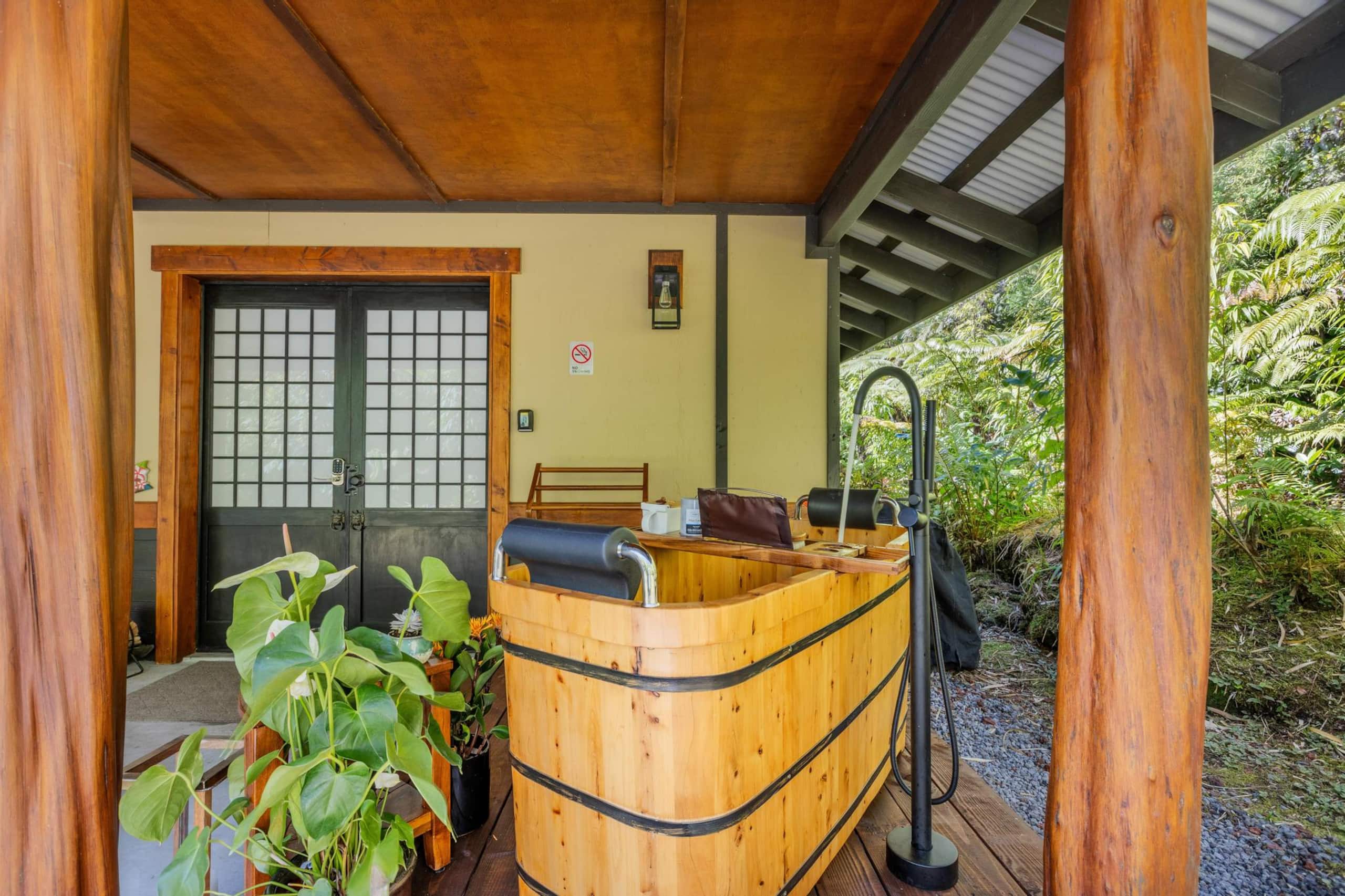 Volcano Tea House Cottage-SpaBath-HotTub-FirePlace - Image 62
