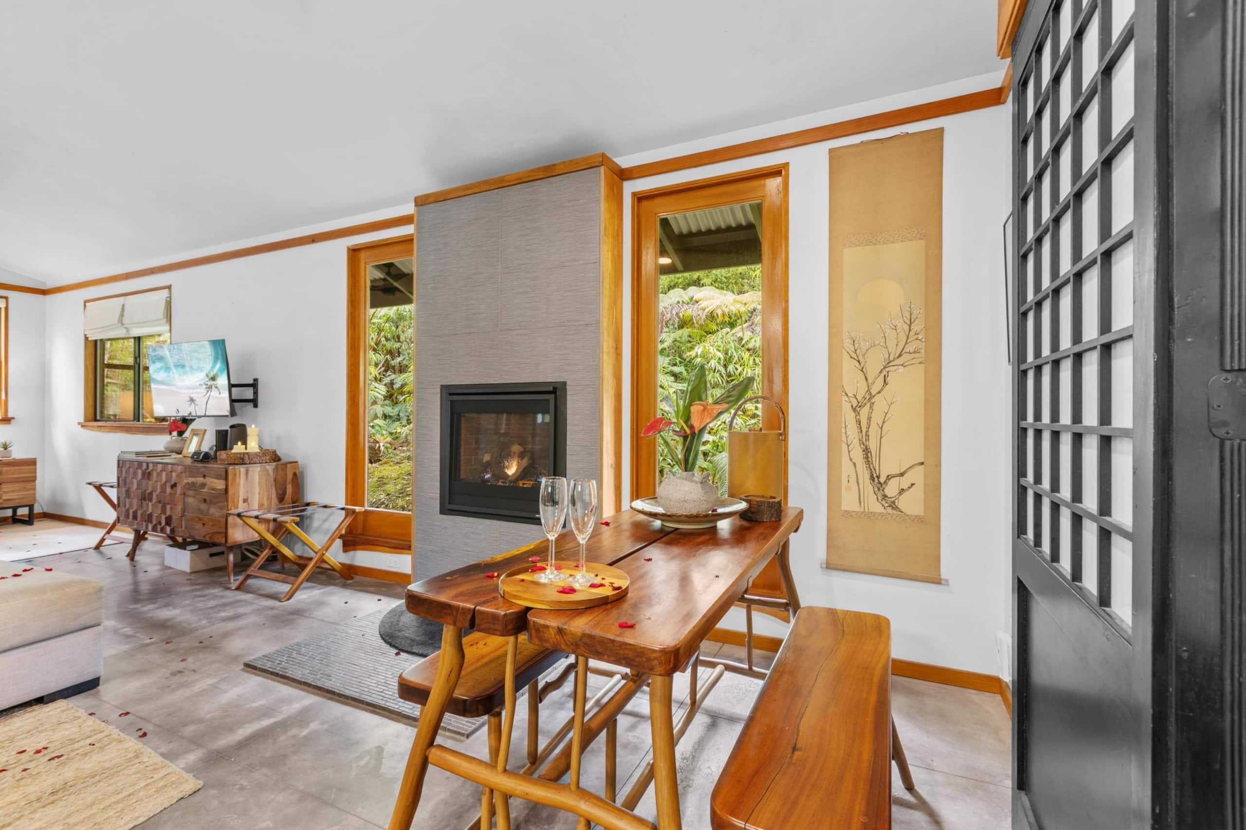 Volcano Tea House Cottage-SpaBath-HotTub-FirePlace - Image 13