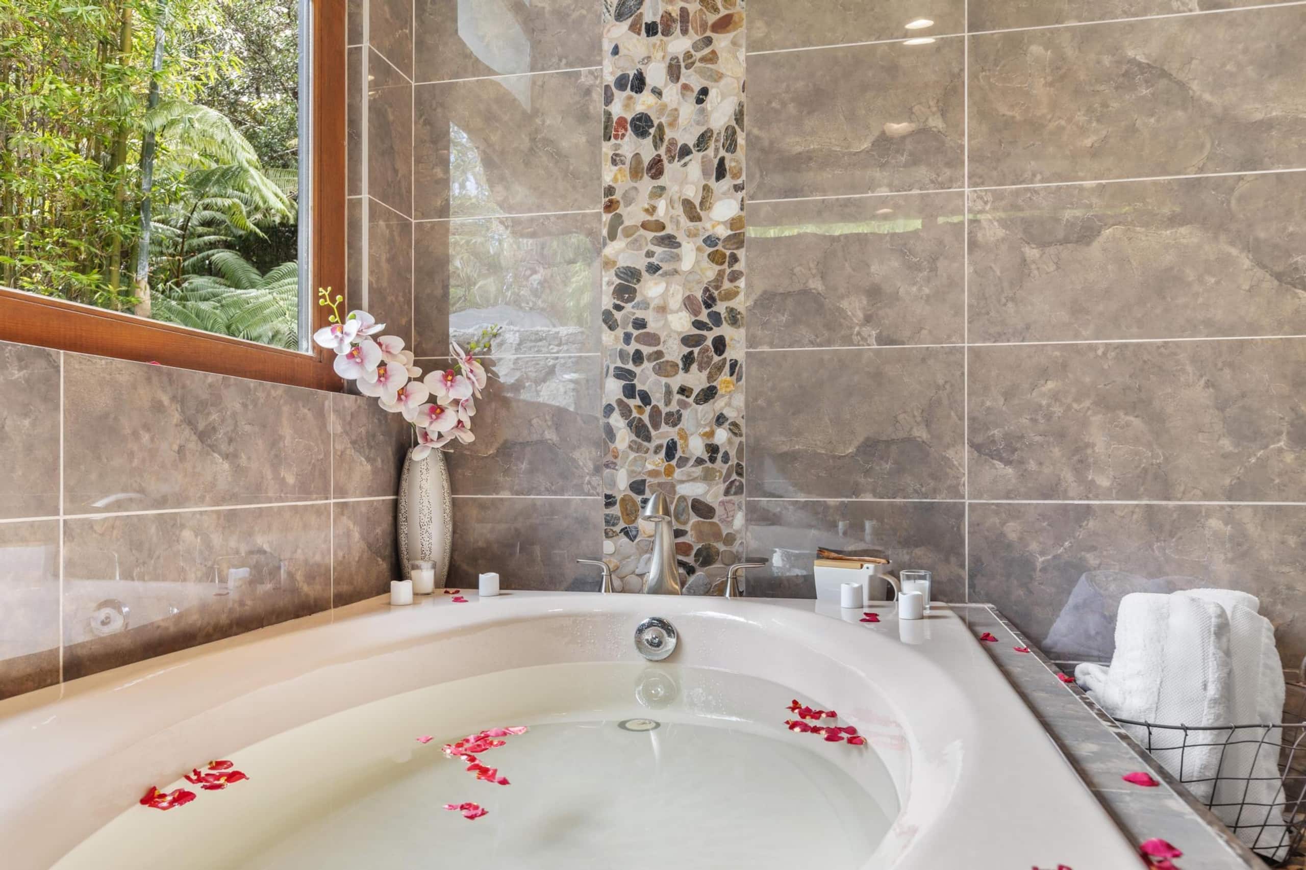 Volcano Tea House Cottage-SpaBath-HotTub-FirePlace - Image 29