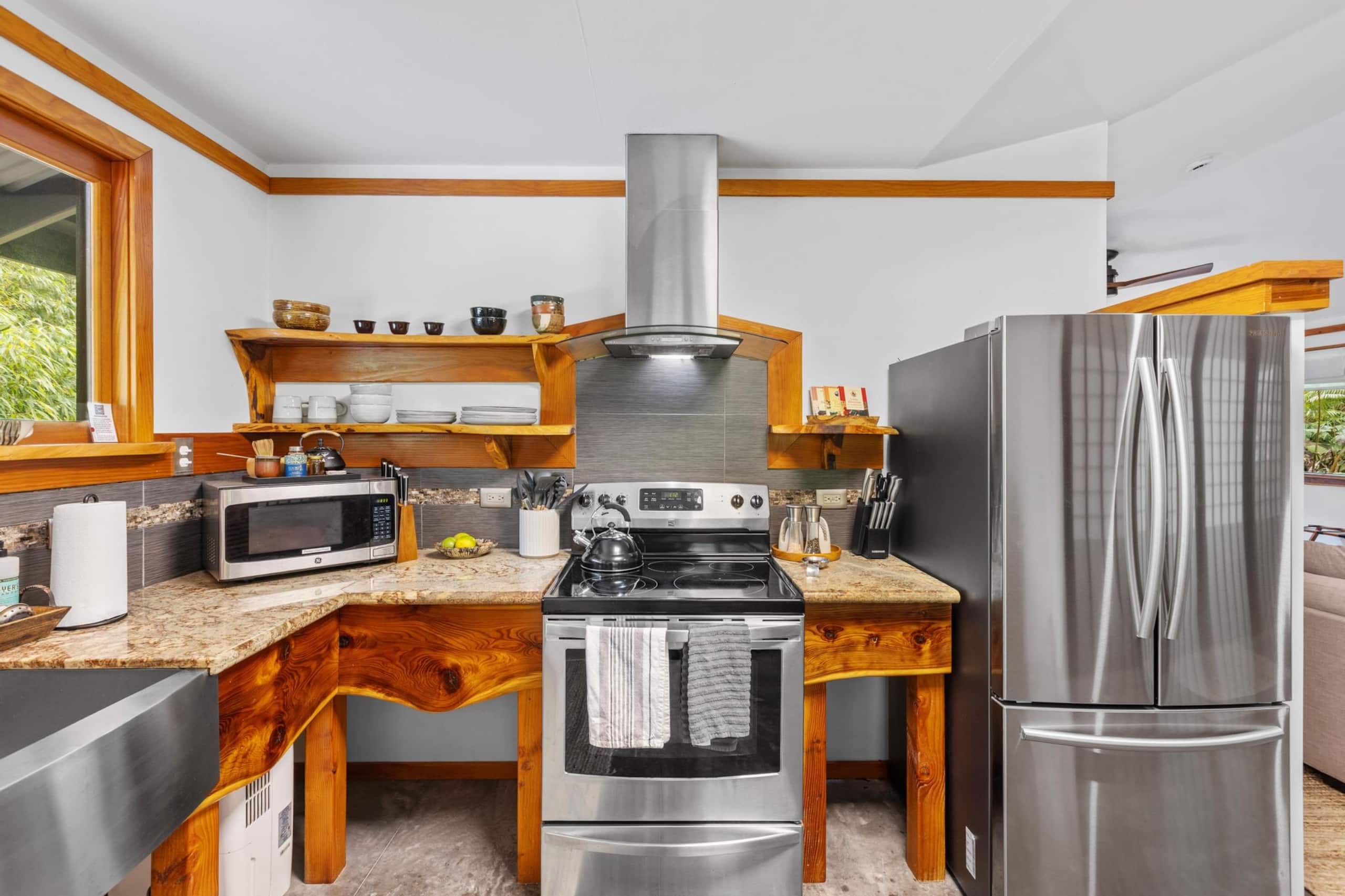 Volcano Tea House Cottage-SpaBath-HotTub-FirePlace - Image 11