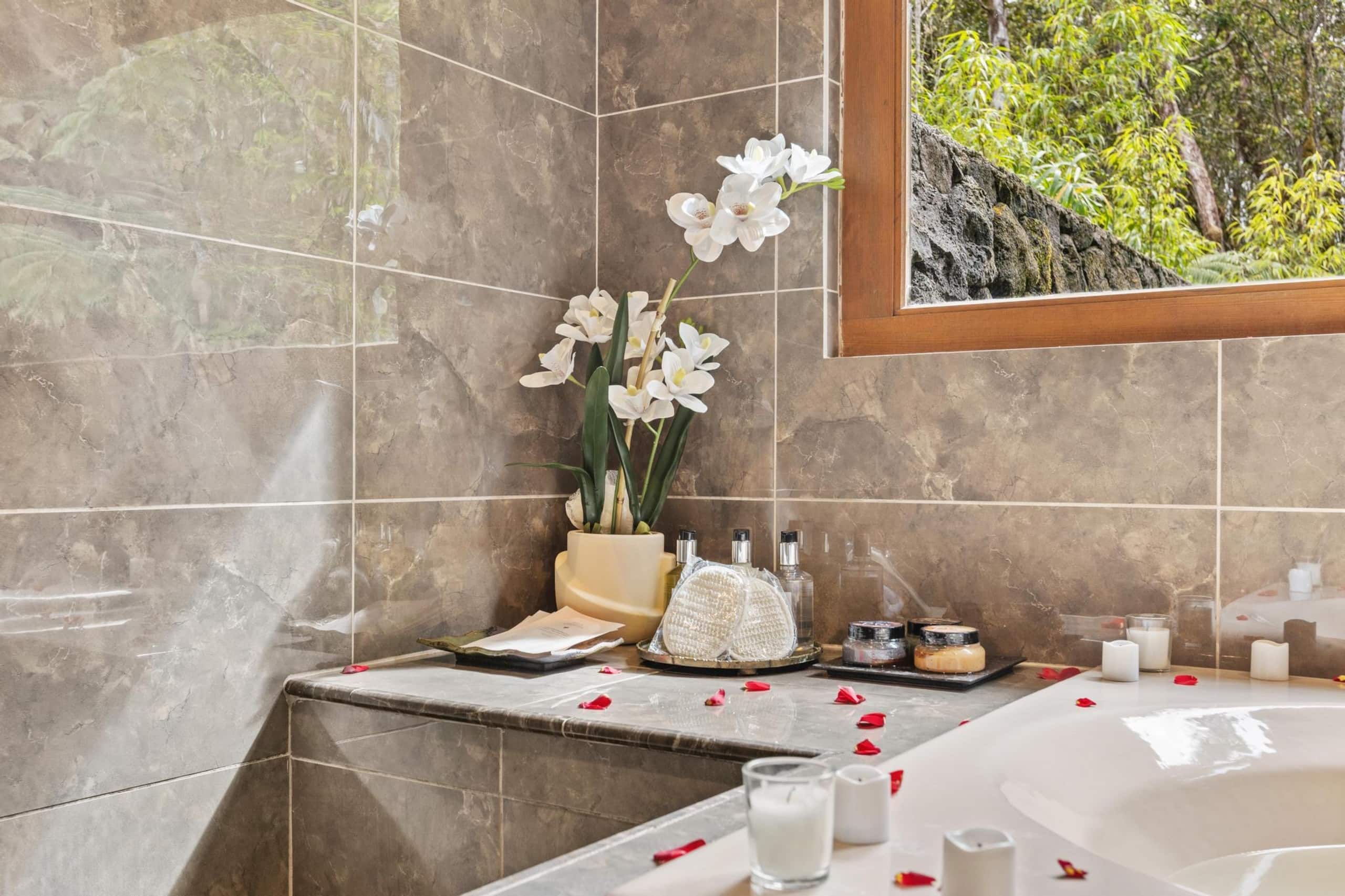 Volcano Tea House Cottage-SpaBath-HotTub-FirePlace - Image 26
