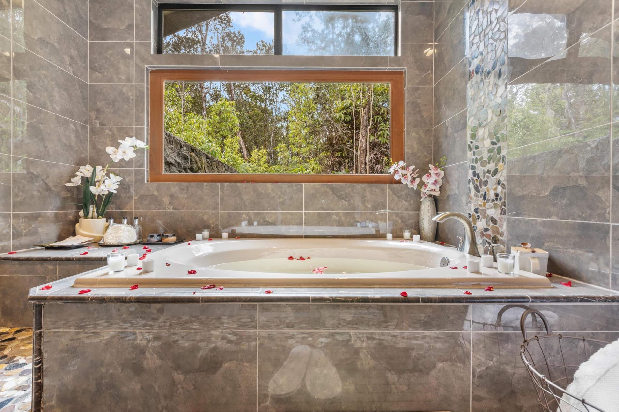 Volcano Tea House Cottage-SpaBath-HotTub-FirePlace - Image 34