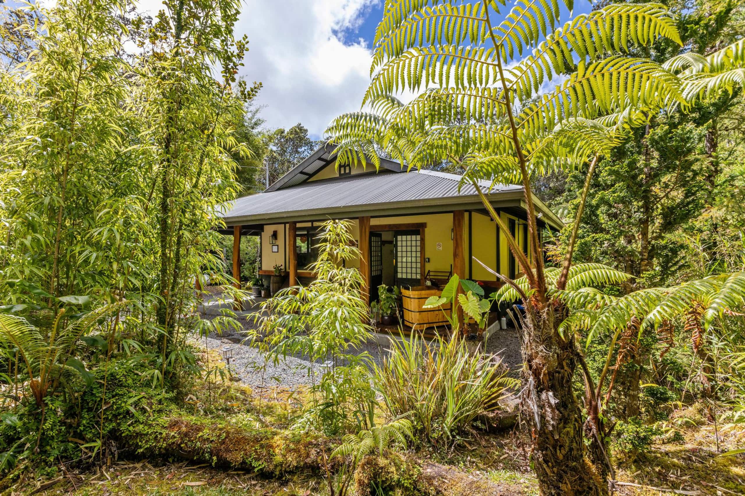Volcano Tea House Cottage-SpaBath-HotTub-FirePlace - Image 54