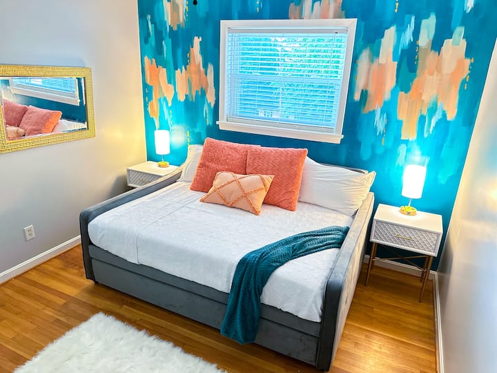 Ručne maľovaná dekoratívna stena pre jedinečný dizajn. Chceli sme, aby každá spálňa hovorila sama za seba a poskytla si vlastný zážitok.