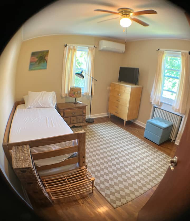 Оваа малку помала спална соба има кревет на кој удобно спијат две лица.  