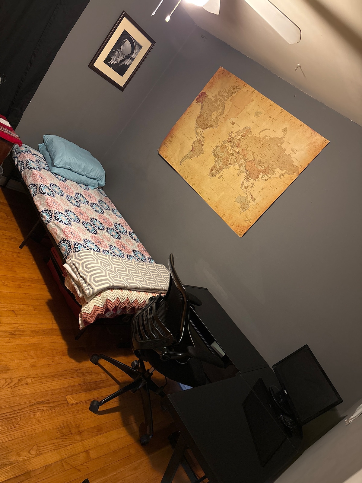 מיטת פלטפורמה זוגית עם שולחן כתיבה בגודל L וכיסא. 