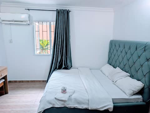 Minimalist 1BR • 20 Mins to Airport • Fast WiFi