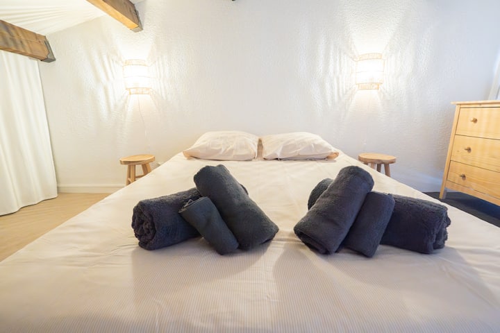 Lit double confortable, idéal pour des nuits reposantes.