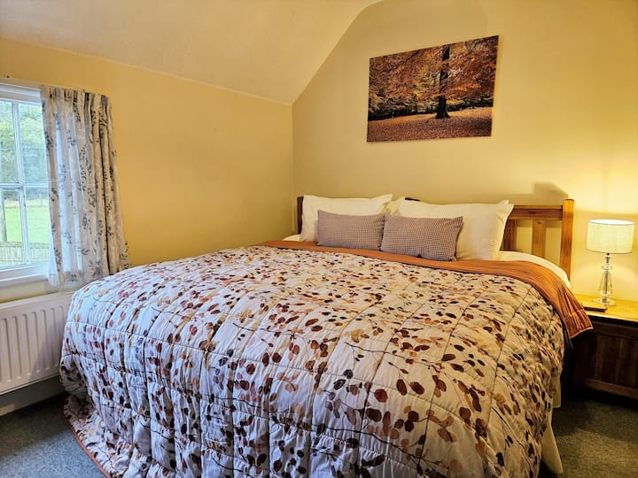 Super king bedroom (able to be made into 2 singles on request)